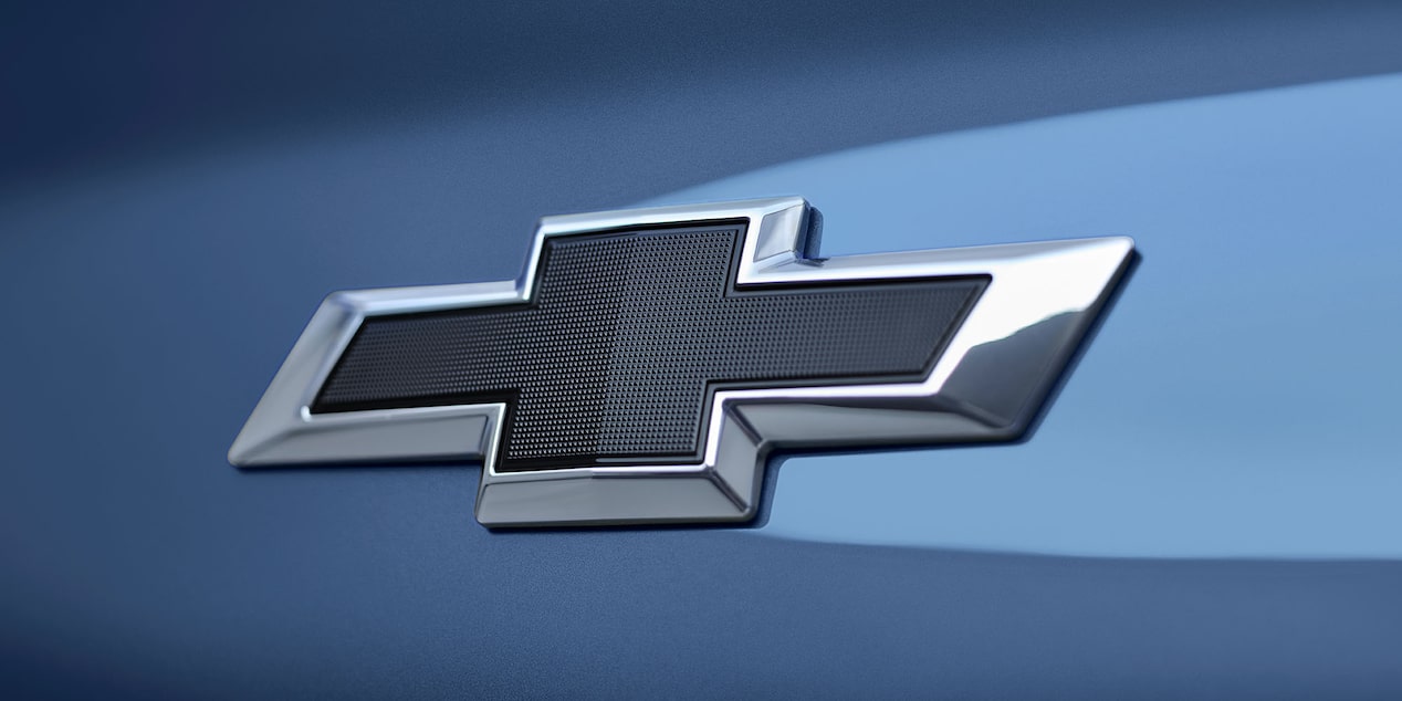 Vista en detalle del emblema Chevrolet en la Captiva PHEV.