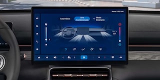 Vista cercana de la pantalla LCD Full HD de 15,6 pulgadas de la Chevrolet Captiva PHEV.