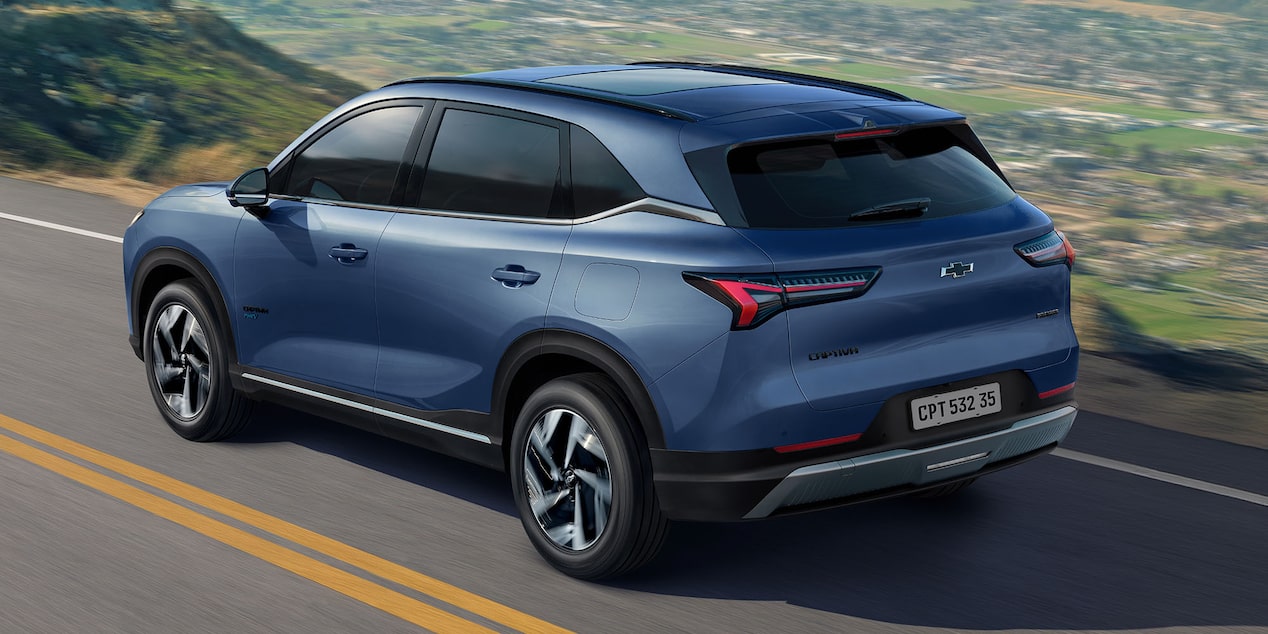 Vista superior de la Chevrolet Captiva PHEV circulando por una carretera.