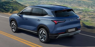 Vista superior de la Chevrolet Captiva PHEV circulando por una carretera.