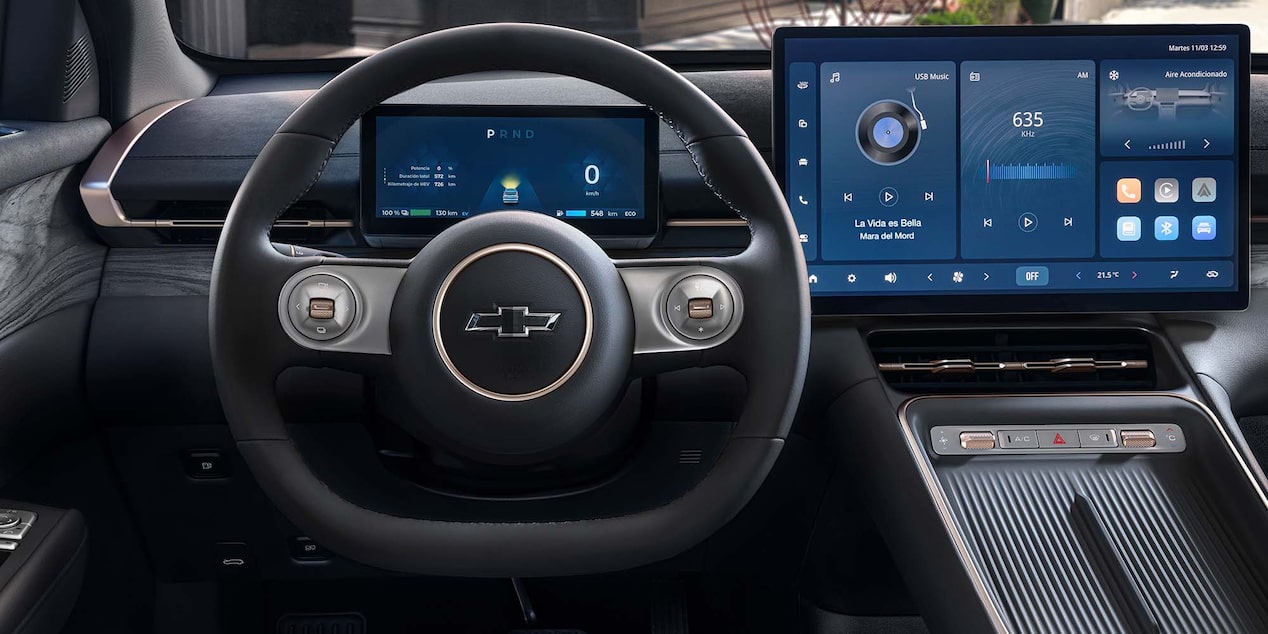 Vista cercana del volante y tablero digital de la Chevrolet Captiva PHEV.