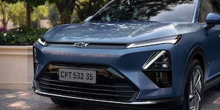 Vista frontal de la Chevrolet Captiva PHEV con vegetación de fondo.