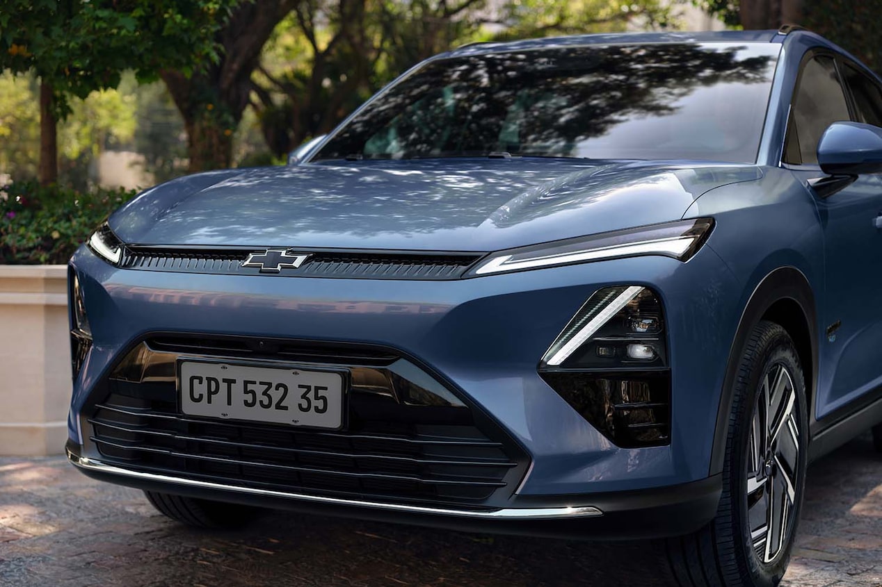 Vista frontal de la Chevrolet Captiva PHEV con vegetación de fondo.