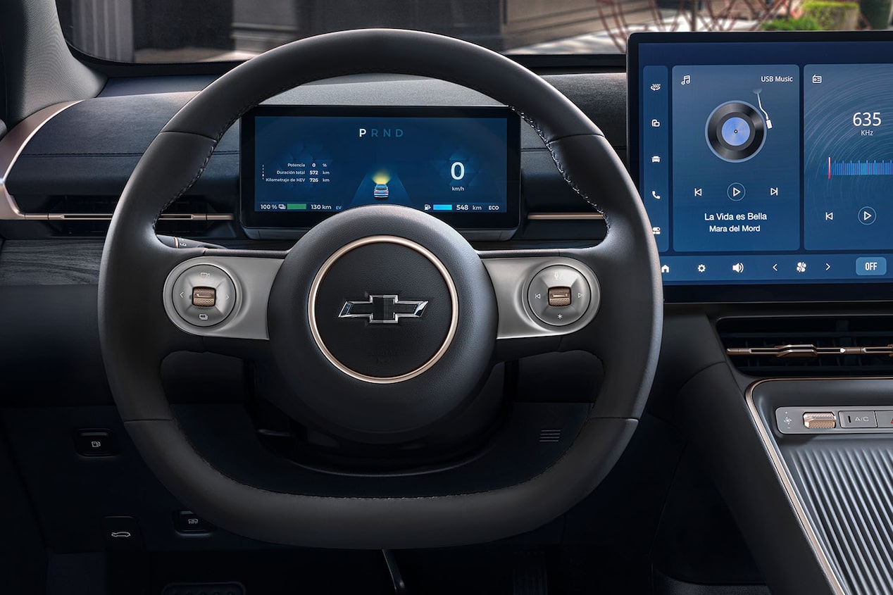 Vista cercana del volante y tablero digital de la Chevrolet Captiva PHEV.
