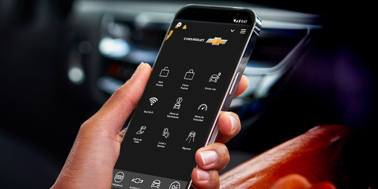 Una mano sosteniendo un smatphone con la app myChevrolet abierta.