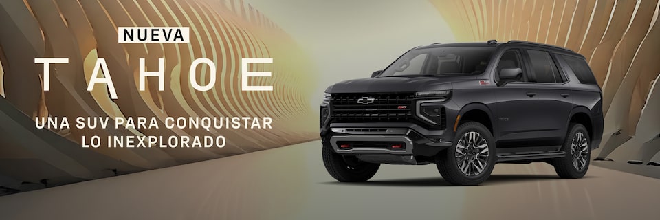 Nueva Chevrolet Tahoe conduciendo por camino de tierra en el bosque, diseñada para conquistar lo inexplorado