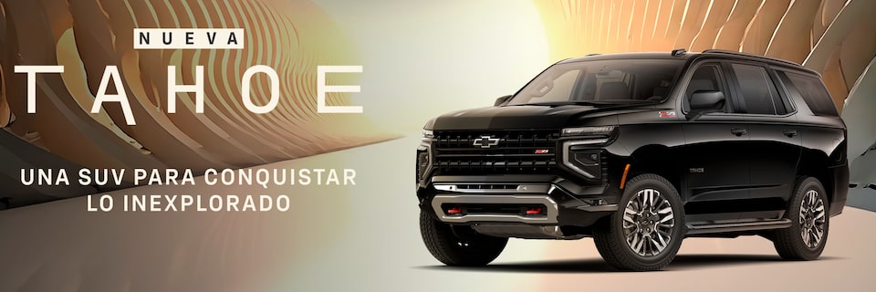 Nueva Chevrolet Tahoe conduciendo por camino de tierra en el bosque, diseñada para conquistar lo inexplorado