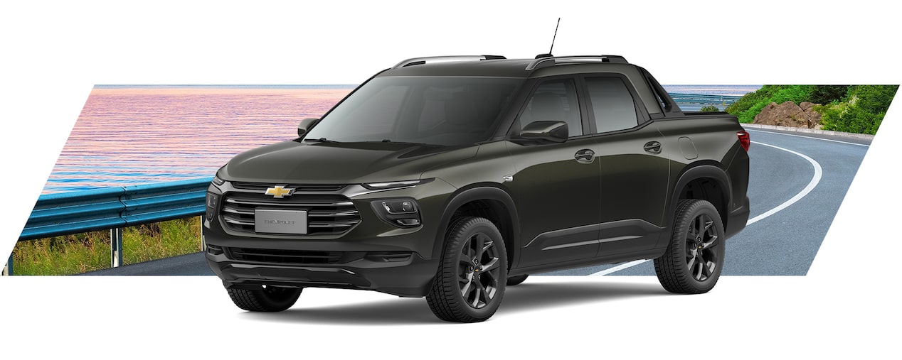 Chevrolet Montana pickup negra destacando diseño moderno y versatilidad en carretera