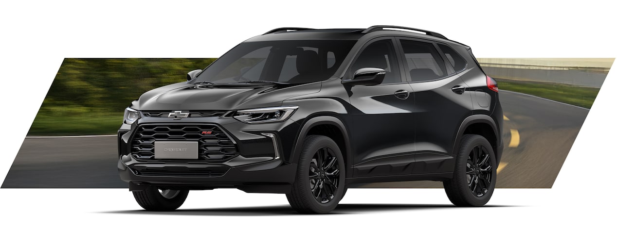 Chevrolet Tracker SUV negro mostrando diseño exterior moderno y dinámico sobre carretera curva