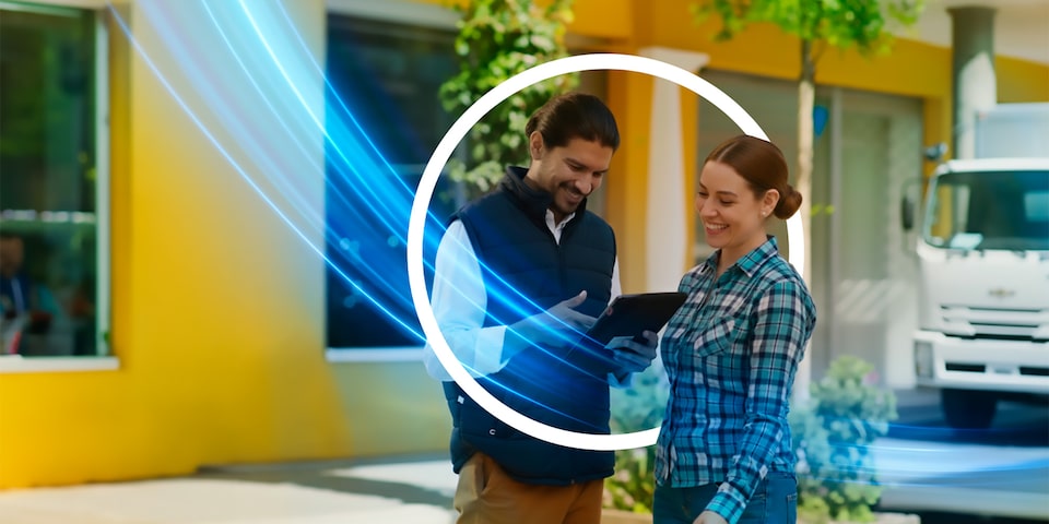 Asistente de OnStar hablando con una mujer.