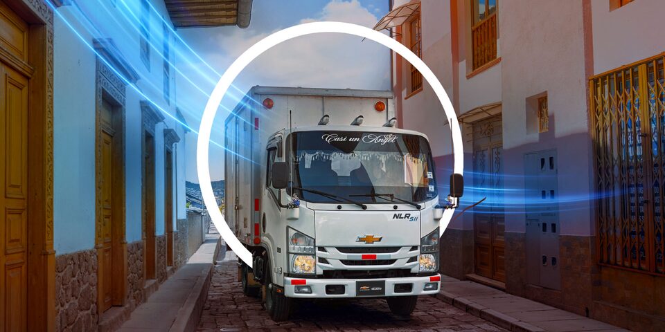 Camión Chevrolet circulando por una calle.