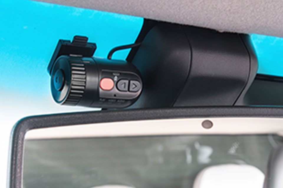 Graba todo lo que sucede fuera y dentro de tu Chevrolet Colorado Z71 con la cámara DVR
