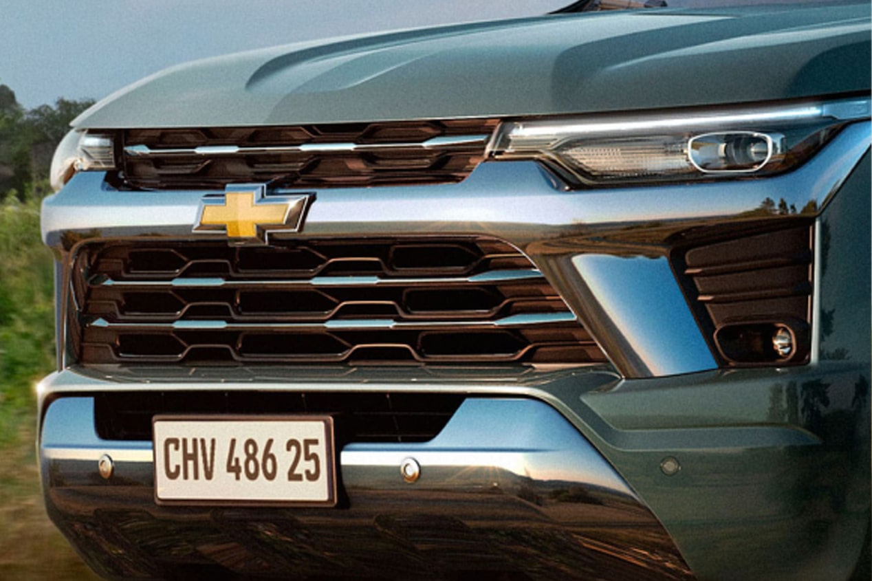 Vista cercana de la parrilla frontal de la Chevrolet Colorado.