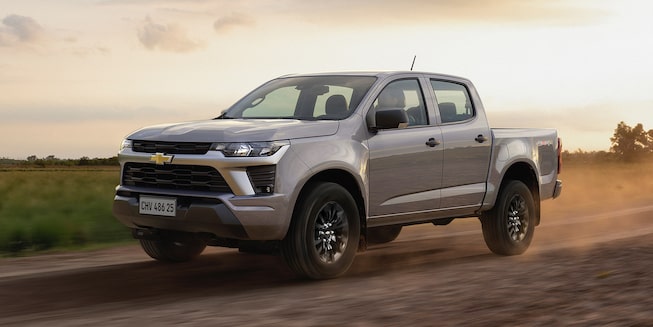 Chevrolet Colorado 4x4 avanzando por zona rural.