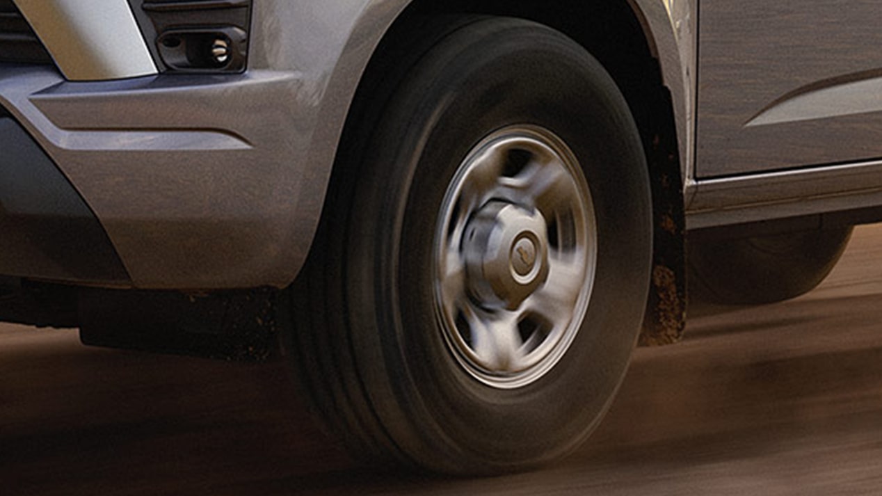 Vista cercana de una rueda de la Chevrolet Colorado.