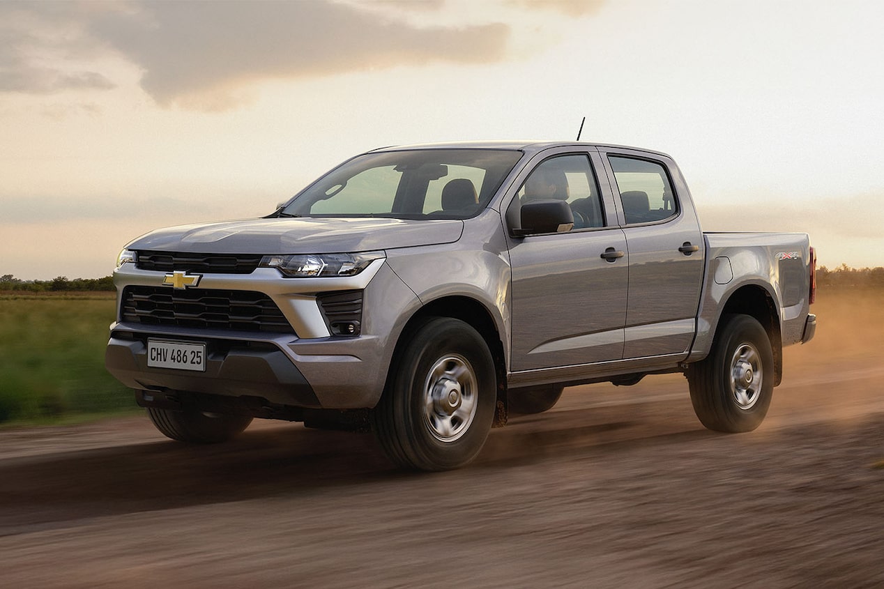 Chevrolet Colorado circulando por un camino de tierra.