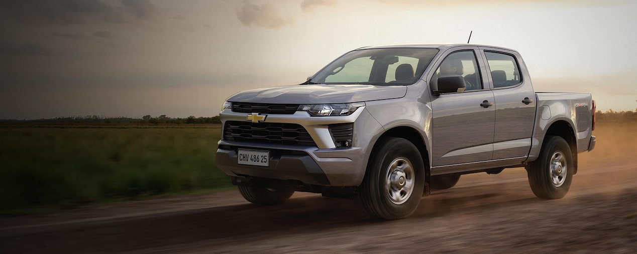 Chevrolet Colorado circulando por un camino de tierra.