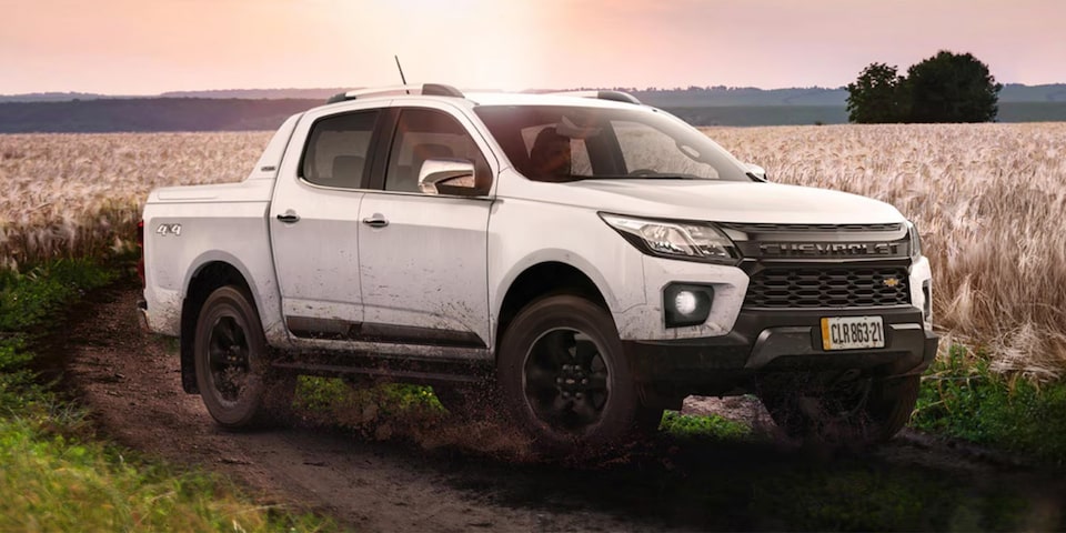 Chevrolet Colorado estacionada en un campo.