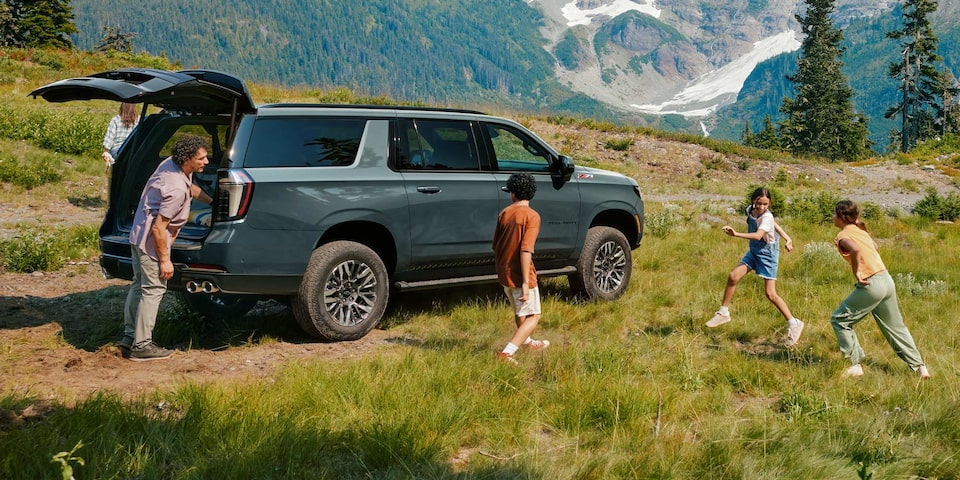 Chevrolet SUV en la naturaleza, perfecta para viajes familiares seguros y aventuras