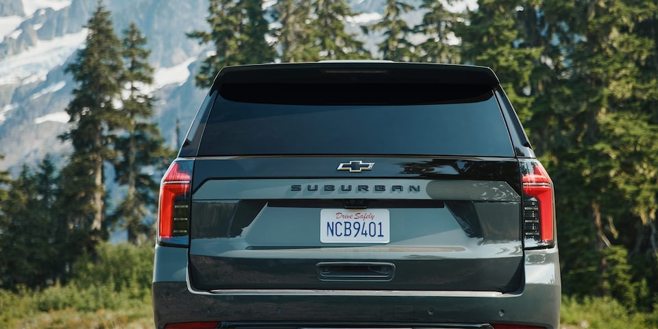 Parte trasera de Chevrolet Suburban destacando seguridad y diseño para familias
