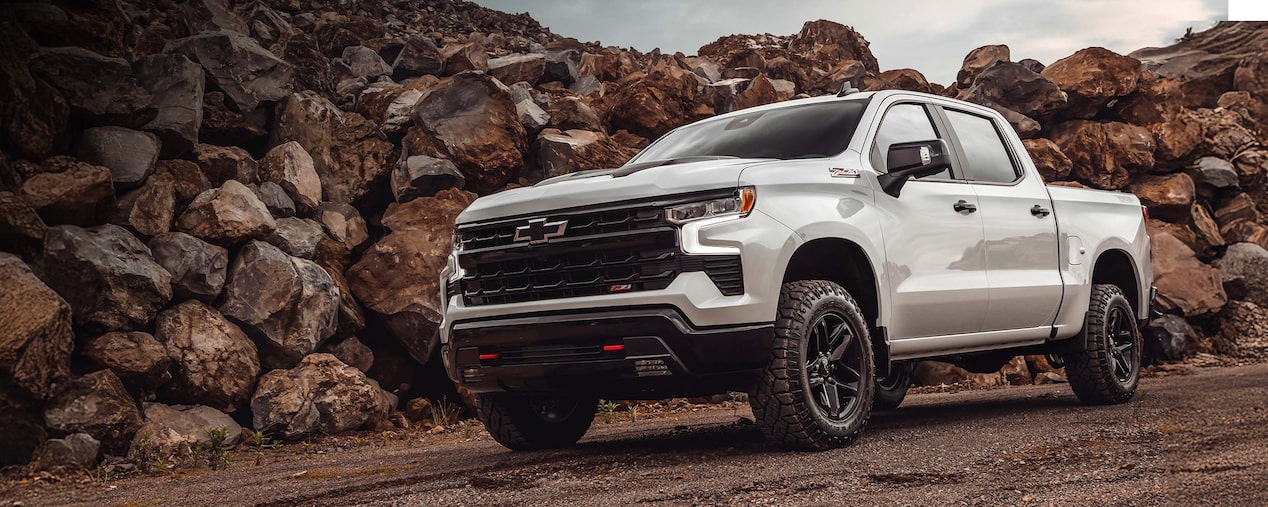 Chevrolet Silverado descendiendo por un camino rodeado de piedras.