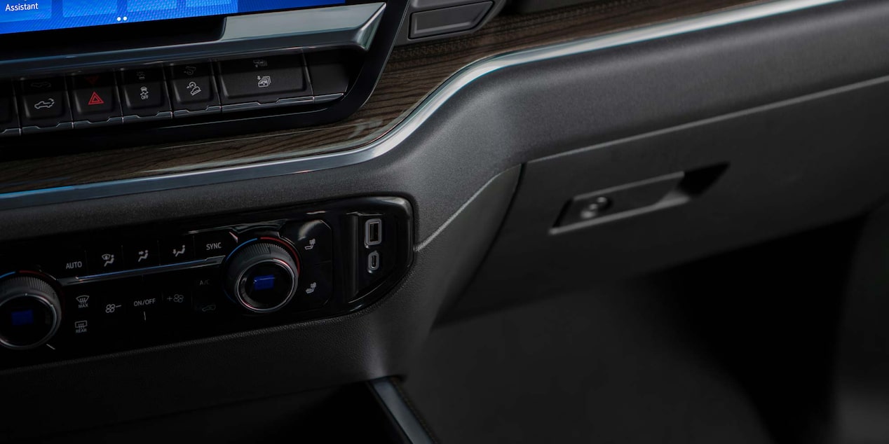 Primer plano a los detalles en simil madera de la Chevrolet Silverado.