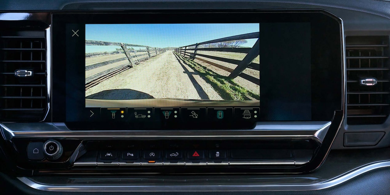 Primer plano a la pantalla táctil digital de la Chevrolet Silverado mientras se utiliza la cámara trasera.