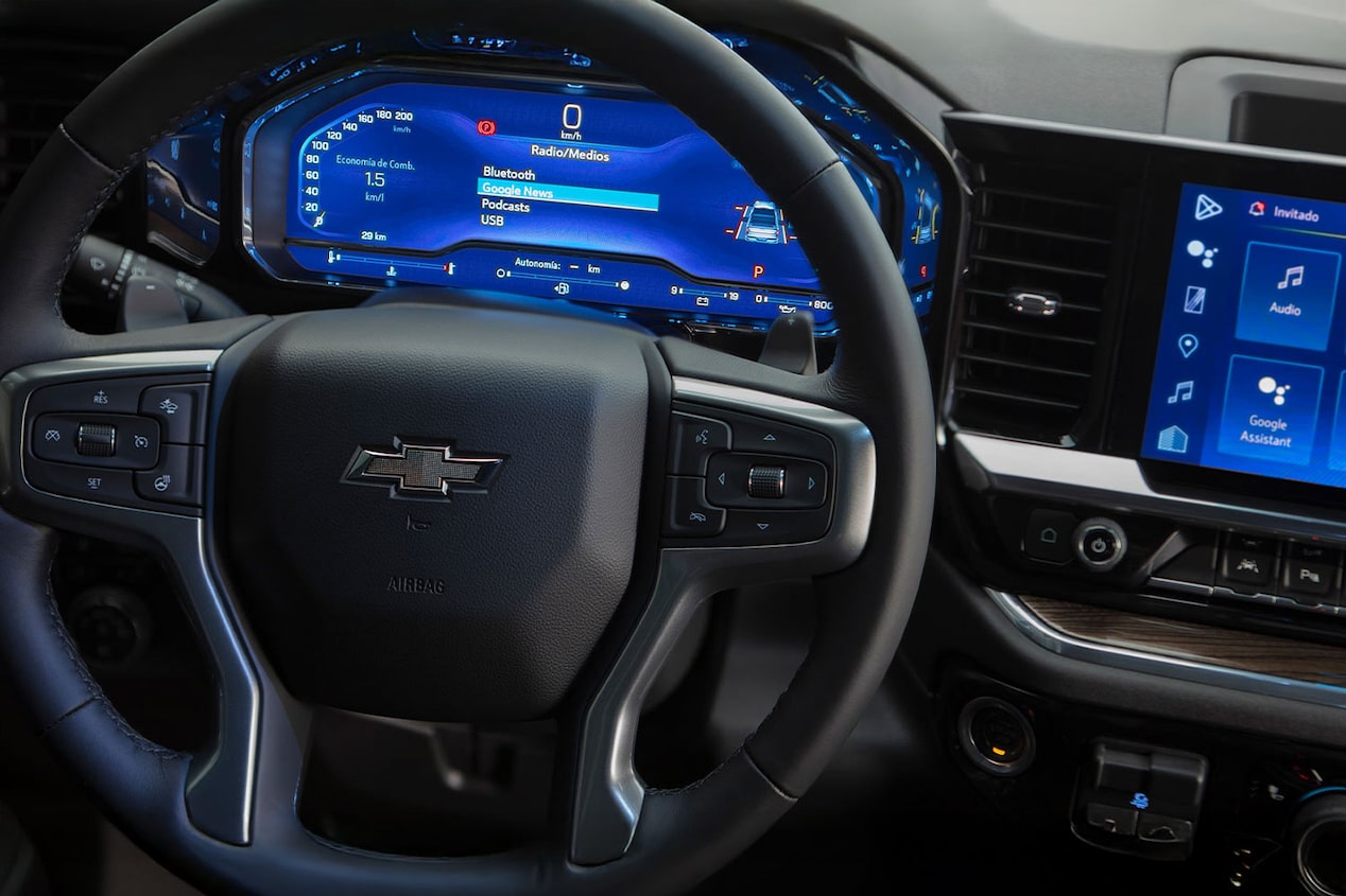 Primer plano del volante forrado en cuero de la Chevrolet Silverado.