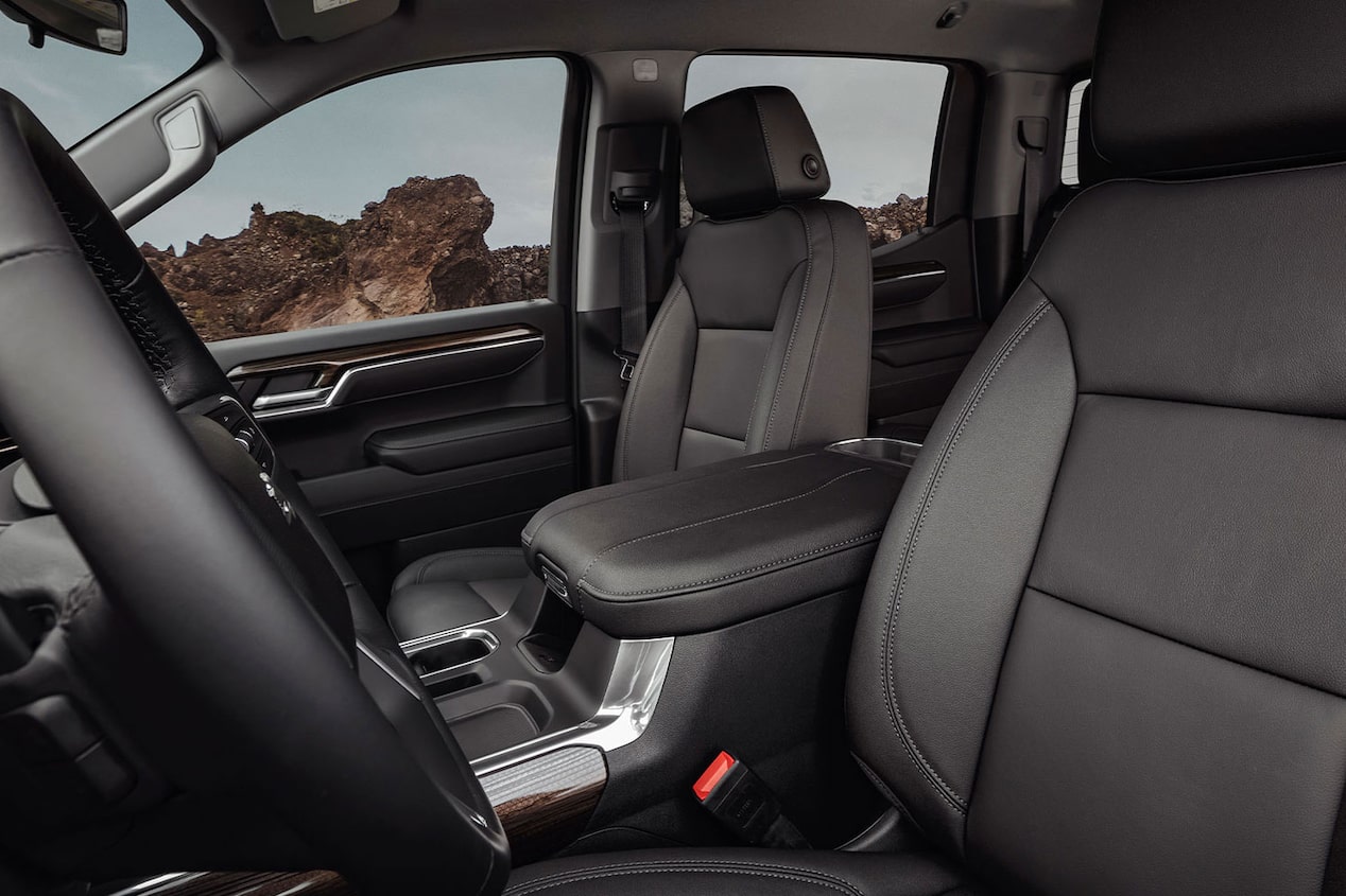 Plano en detalle de los asientos delanteros de la Chevrolet Silverado forrados en cuero.
