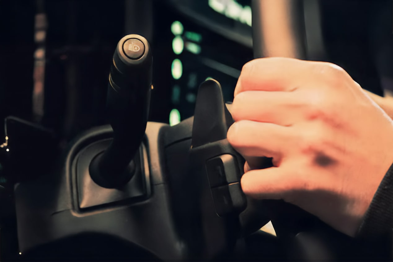 Imagen en detalle de las levas de cambios, mientras una persona conduce la Chevrolet Silverado.