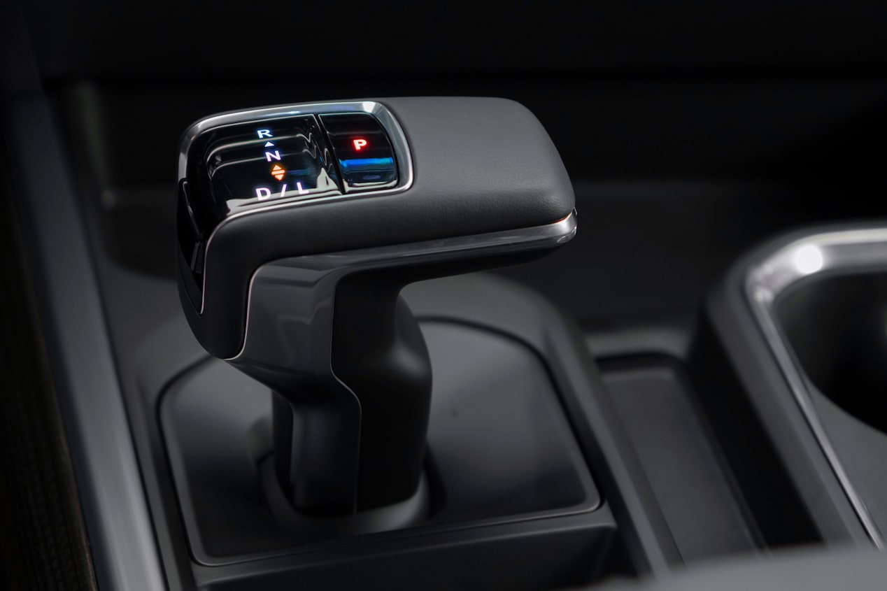 Primer plano del selector electrónico de transmisión de la Chevrolet Silverado.