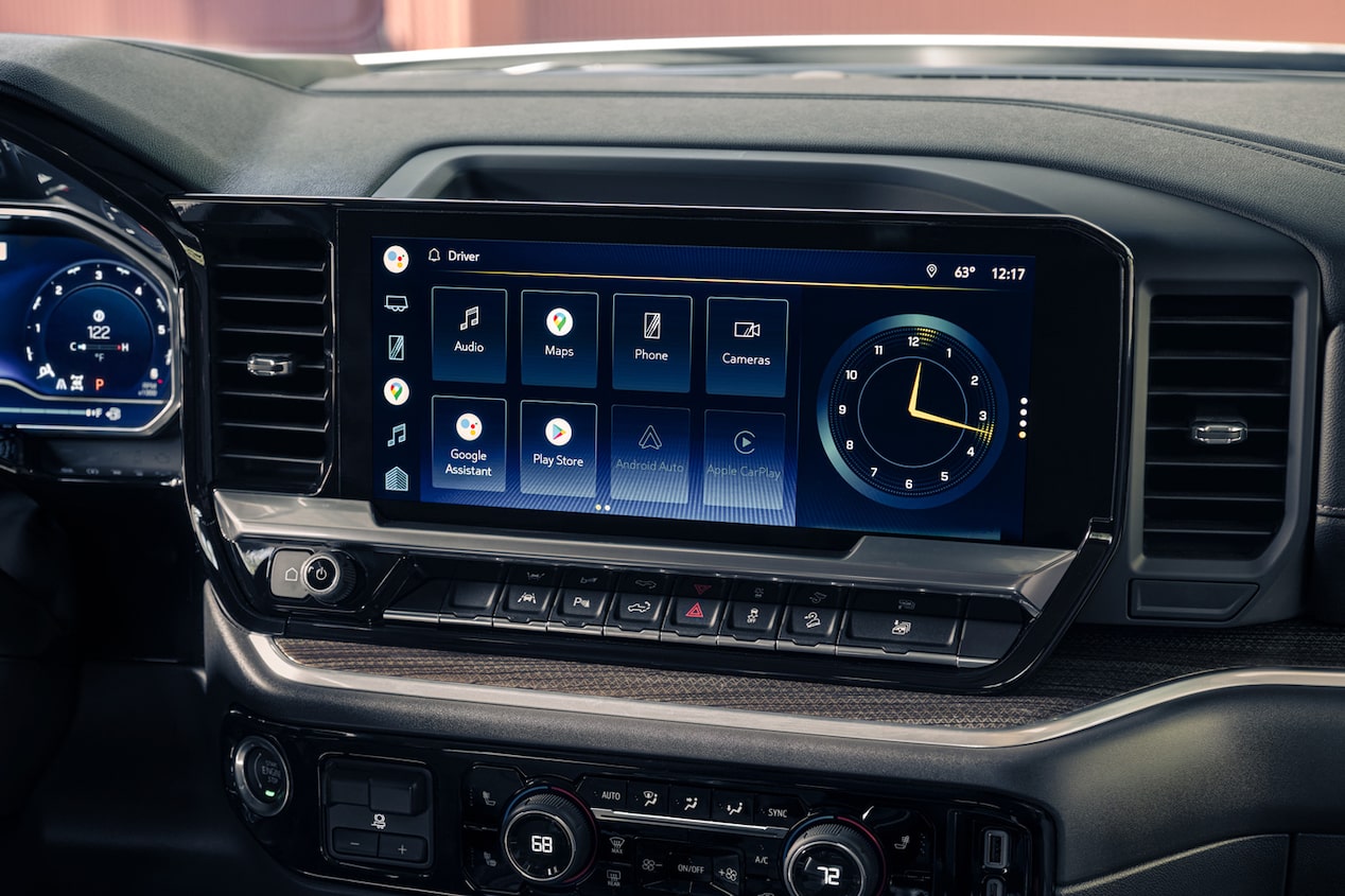 Vista en detalle de la pantalla táctil digital de la Chevrolet Silverado.