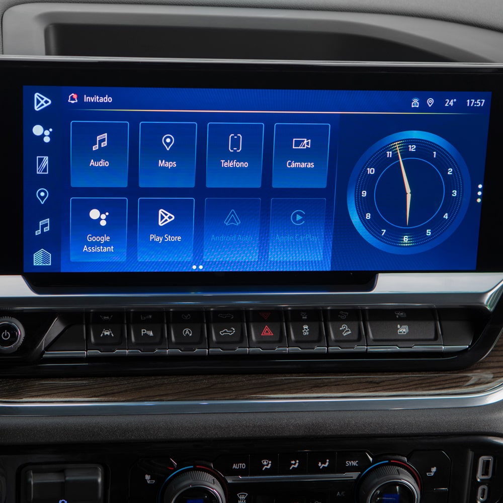 Vista en detalle de la pantalla táctil digital de la Chevrolet Silverado.