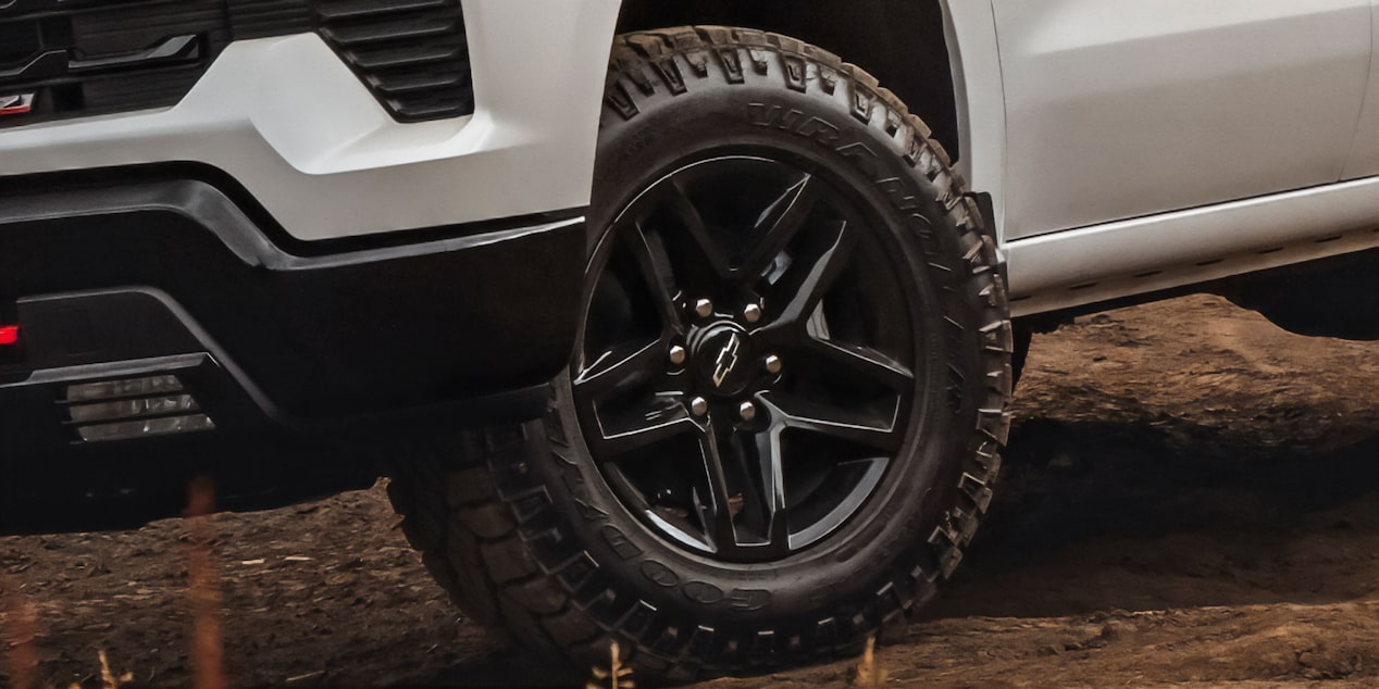 Vista en detalle de una de los neumáticos delanteros de la Chevrolet Silverado.