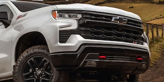 Vista en detalle y lateral del frente de la Chevrolet Silverado.