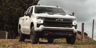Imagen de una Chevrolet Silverado sobre un camino rural.