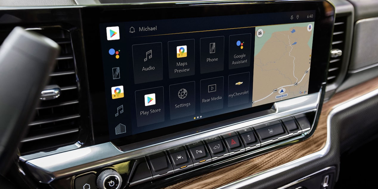 Vista en detalle de la pantalla táctil digital de la Chevrolet Silverado.