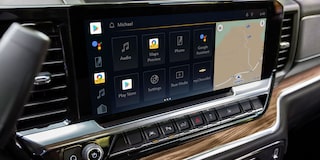Vista en detalle de la pantalla táctil digital de la Chevrolet Silverado.