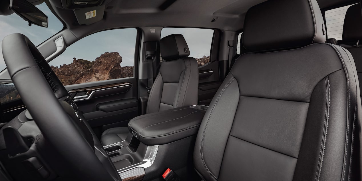 Plano en detalle de los asientos delanteros de la Chevrolet Silverado forrados en cuero.