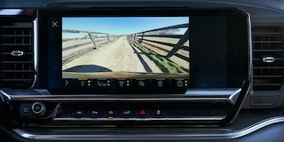 Primer plano a la pantalla táctil digital de la Chevrolet Silverado mientras se utiliza la cámara trasera.