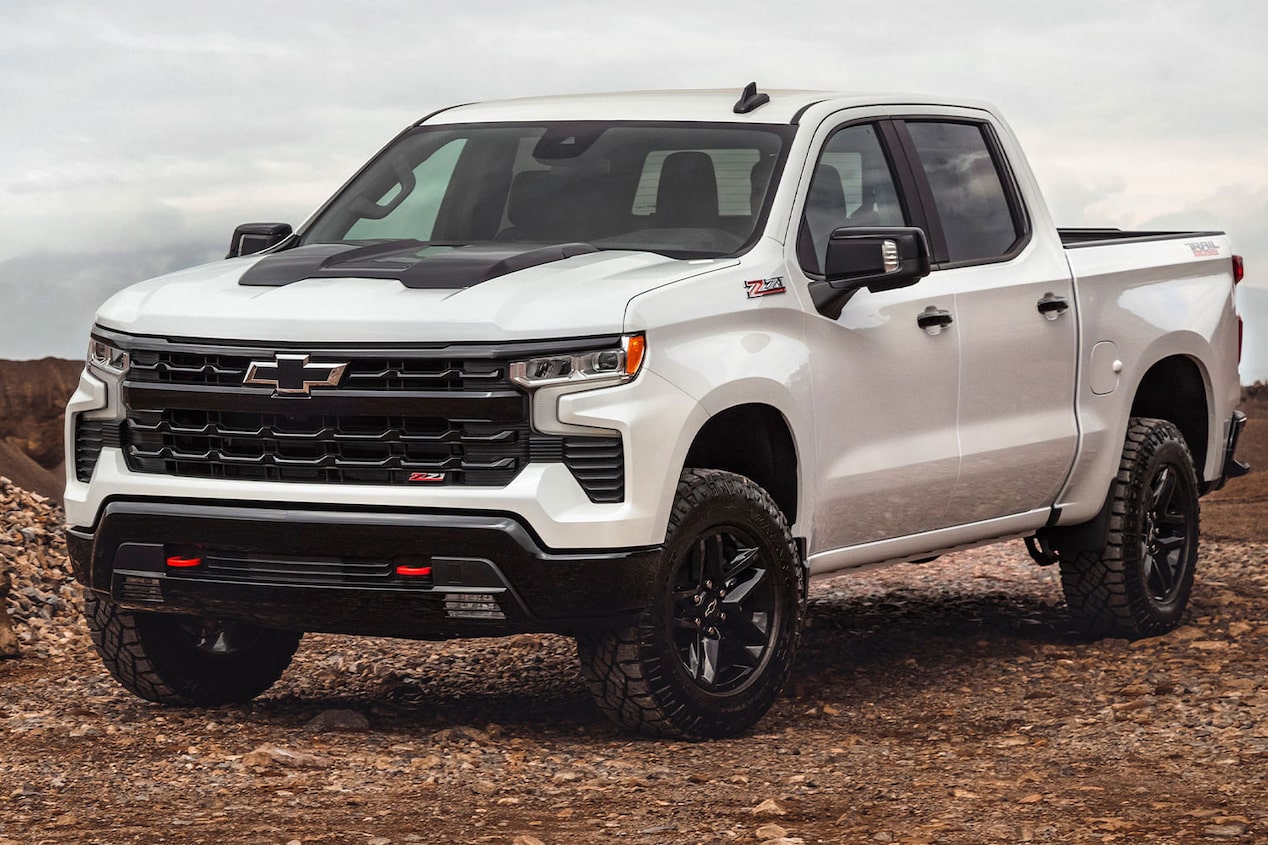 Chevrolet Silverado estacionada sobre un camino de ripio.