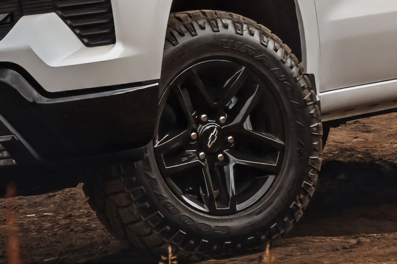 Vista en detalle de una de los neumáticos delanteros de la Chevrolet Silverado.