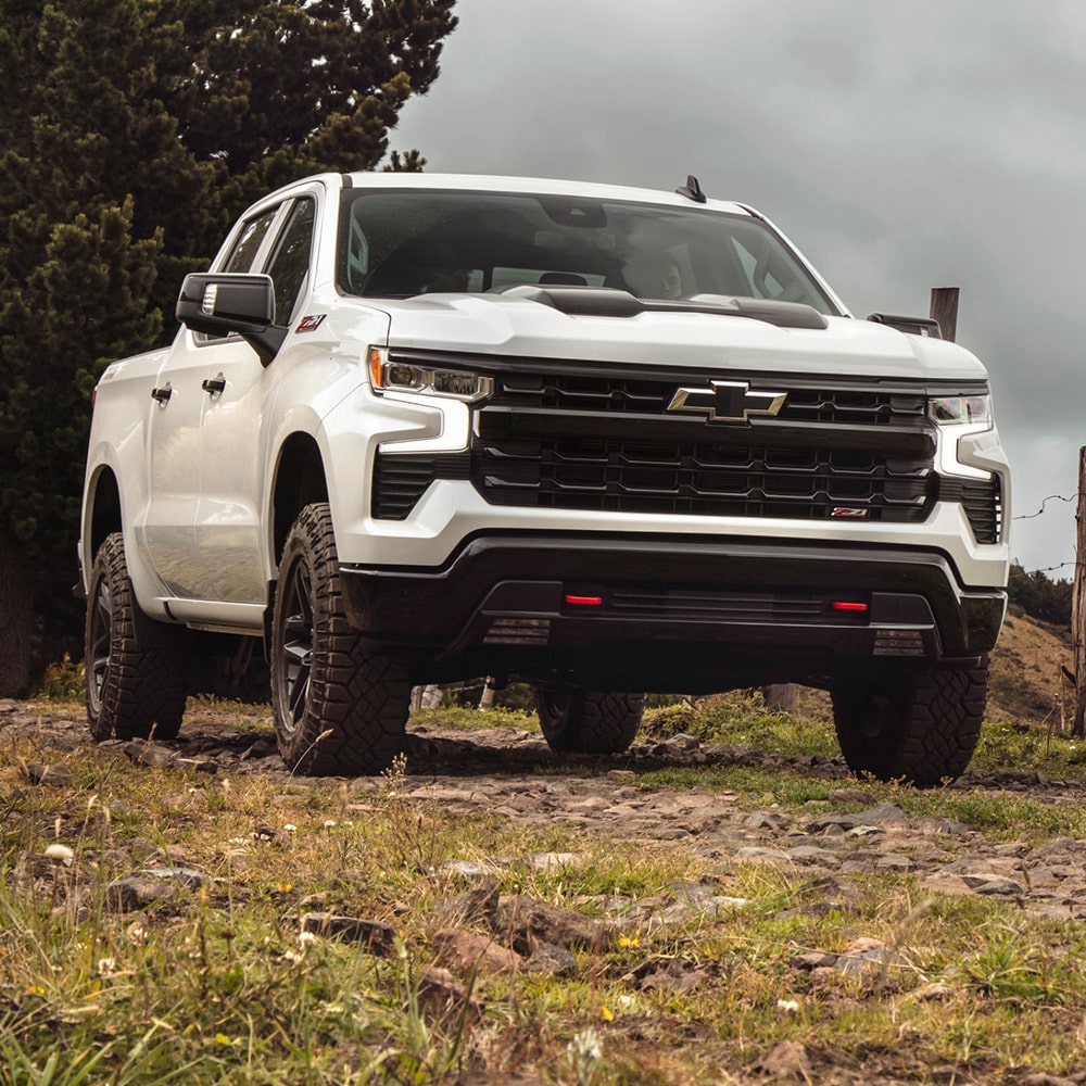 Imagen de una Chevrolet Silverado sobre un camino rural.