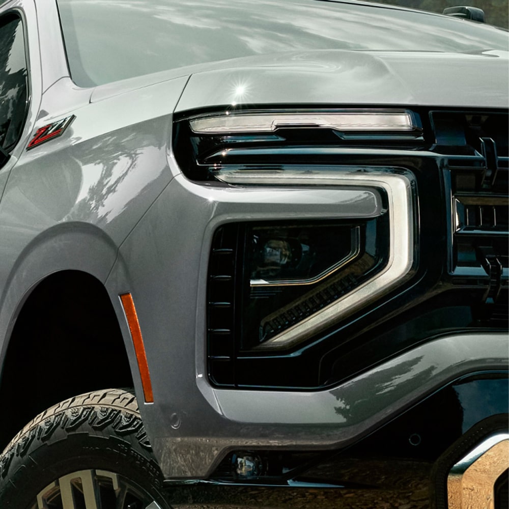 Primer plano de Faros y calaveras Full LED con IntelliBeam y animación de la Chevrolet Suburban Z71.