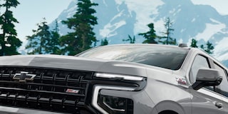 Vista cercana de los faros Led y la parrilla frontal de la Chevrolet Suburban.