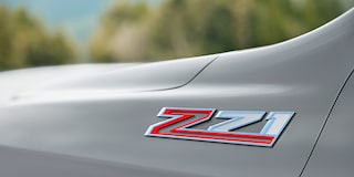 Vista en detalle del emblema Z71 de la Chevrolet Suburban.