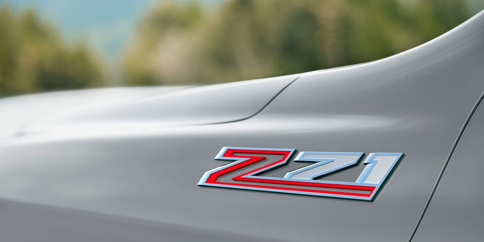 Vista en detalle del emblema Z71 de la Chevrolet Suburban.