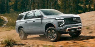 Chevrolet Suburban subiendo por una colina empinada.