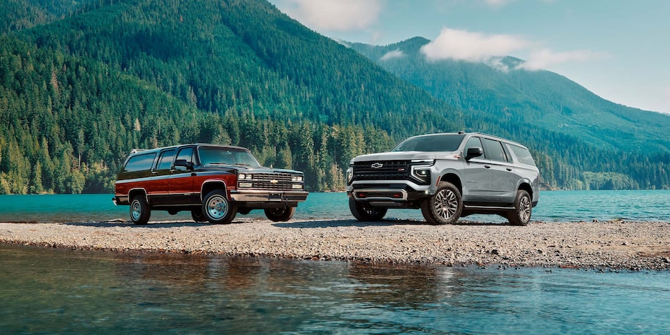 Vista lateral de la Chevrolet Suburban y la Suburban clásica.