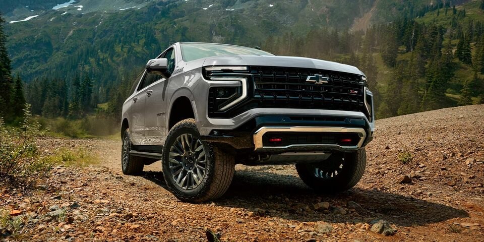 Vista frontal de la Chevrolet Suburban enfocando la parrilla frontal.